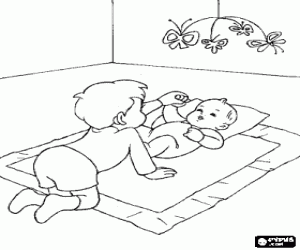 Colorear Beb� estirado en el suelo, sobre la manta y con un m�vil colgado, jugando con su hermano mayor 