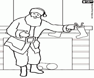 Colorear Pap� Noel o Santa Claus colocando regalos en los calcetines colgados del hogar o de la chimenea