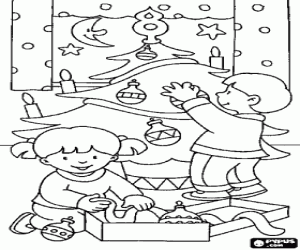 Colorear Una ni�a y un ni�o decorando el �rbol de Navidad