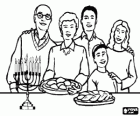 Familia en la celebración del Jánuca con el candelabro januquiá y los alimentos tipicos de la fiesta levivot y sufgainot