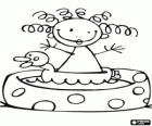 Niña bañandose en una pequeña piscina inflable