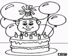 Niño en su fiesta de cumpleaños, con un gorrito y los globos, a punto de soplar las velas del pastel