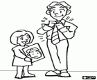 Papá se anuda la corbata, mientras su hija le regala un dibujo con su retrato hecho por ella misma