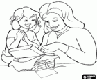 Mamá o madre abriendo ilusionada el regalo de su hija