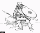 Vikingo desembarcando de su barco completamente armado y con el escudo y la lanza en las manos