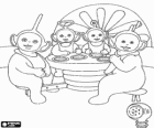 Los cuatro Teletubbies con los baberos sentados a la mesa a la hora de la comida