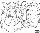 Ángel entre las velas encendidas al lado del árbol de Navidad 