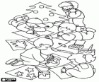 Grupo de niños y niñas dibujando y pintando la Navidad
