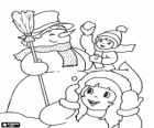 Niños jugando con un muñeco de nieve