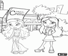 Dos amigas Bratz de paseo una tarde de primavera delante las salas de cine
