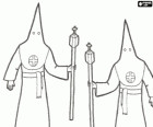 Nazarenos o penitentes durante una procesión de Semana Santa con capirote o cucurucho, túnica y capa