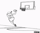 Jugador de básquet entrando a canasta