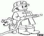 Joven bombero con la manguera preparada junto a su perro