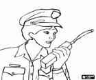Agente de policía hablando por el walkie-talkie