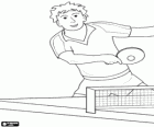 Partido de ping pong o tenis de mesa con el jugador golpeando la bola con la raqueta