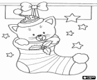 Calcetín navideño colgado con un gatito en su interior