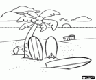 Planchas de surf bajo una palmera en la arena de la playa en la temporada de verano