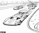 Coches de carreras en el circuito Hot Wheels