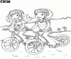 Holly y su amiga Carrie con los cascos y montando las bicicletas de montaña
