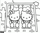 Hello Kitty y Mimmy en el columpio del parque infantil