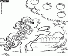 Un pequeño pony intentando comer una manzana del árbol