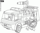 Un pequeño camión de bomberos y bombero de Lego