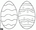 Dos huevos de Pascua decorados con líneas onduladas