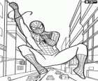 Spiderman se mueve por encima del tránsito de la calle