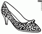 Un zapato de tacón con piel de leopardo