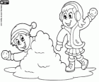 Los niños jugando en la nieve, las bolas de nieve