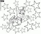 El salto del perrito Chase hacia las estrellas. Un personaje de Paw Patrol en las fiestas de Navidad
