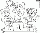 Tres niños en lo más alto del podio de los ganadores de una competición deportiva infantil. Las actividades deportivas son unas actividades extraescolares que aportan diversión y entretenimiento, a la vez que deben inculcar muchos valores esenciales en la educación de los más pequeños