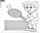 Los deportes individuales como el tenis también son interesantes para los niños. En este dibujo para colorear vemos a un niño con la raqueta de tenis junto a la red de la pista de tenis