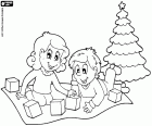 Un juego tranquilo de los más pequeños junto al árbol de Navidad