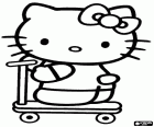 Hello Kitty jugando con su patinete