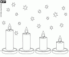 Cuatro velas encendidas sobre la mesa, colocadas en línea y ordenadas de mayor a menor, sobre un fondo de estrellas para decorar las fiestas navideñas